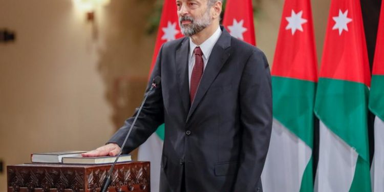 حكومة د. الرزاز الجديدة –  قراءة أولية : 28 وزيراً بينهم 7 سيدات يؤدون اليمين الدستورية